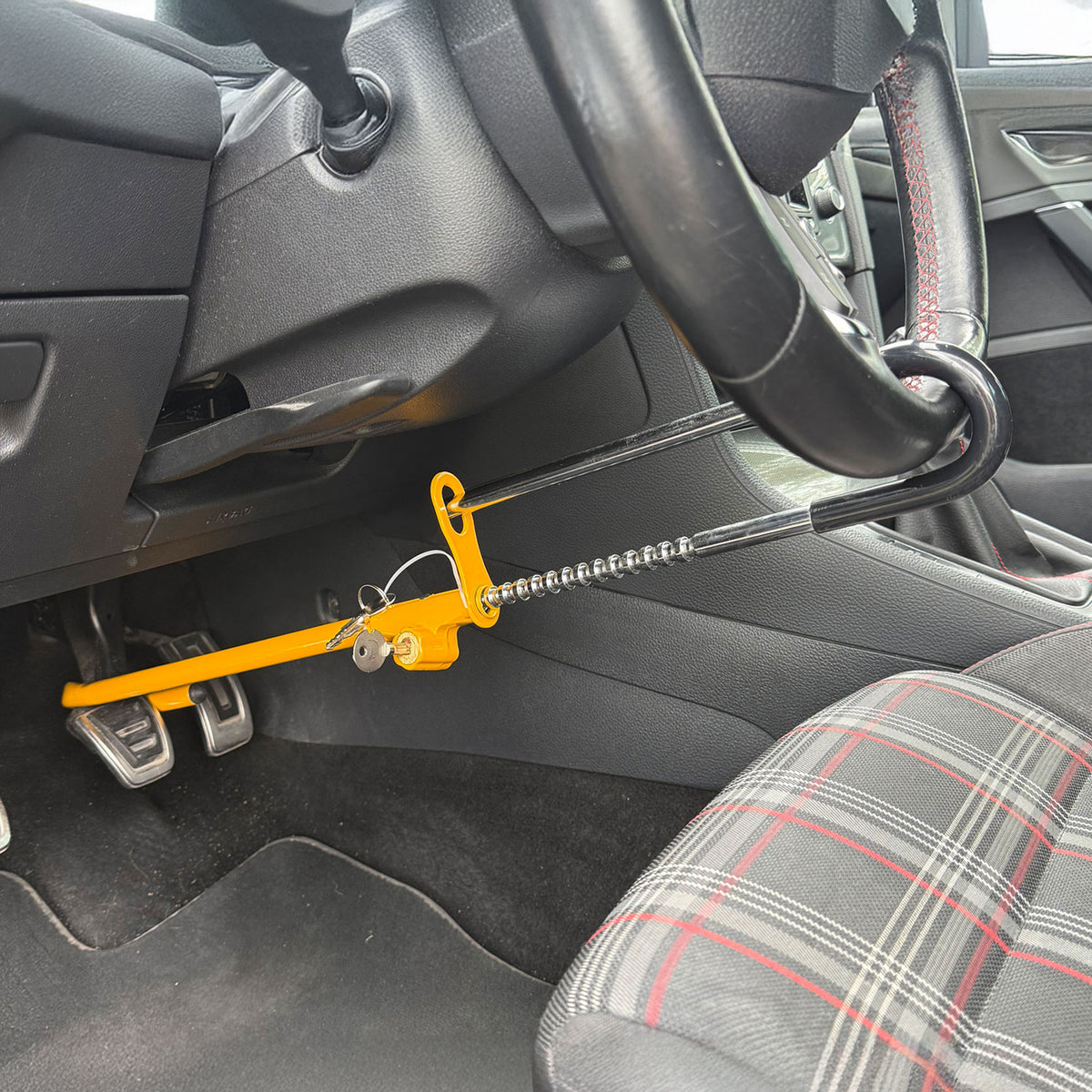 Diebstahlsicherung, welche an Lenkrad und Pedal befestigt ist.