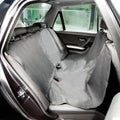 Multifunktionsdecke C16 in einem Auto auf der Rückbank.