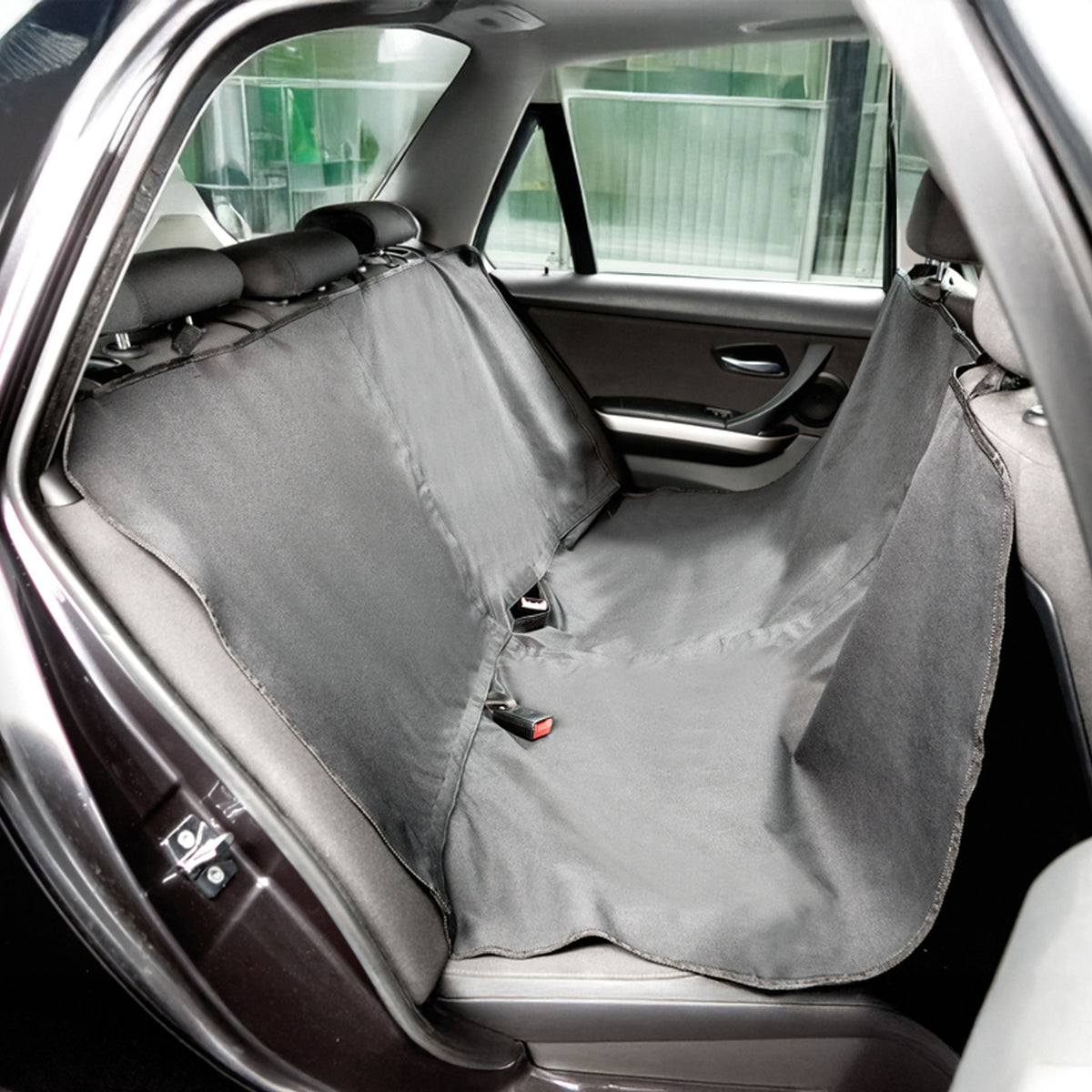 Multifunktionsdecke C16 in einem Auto auf der Rückbank.